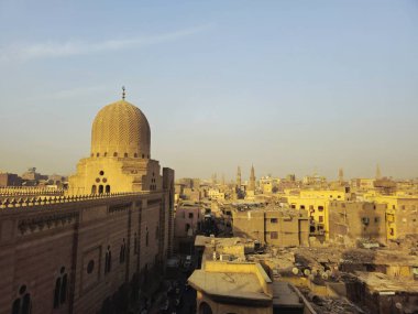 Kahire, Mısır, 22 Kasım 2025: Kahire, Mısır 'da Bab Zuwayla' nın yanına kurulan Kahire 'deki Sultan el-Mu' ayyad Camii 'nin dışı.