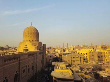 Kahire, Mısır, 22 Kasım 2025: Kahire, Mısır 'da Bab Zuwayla' nın yanına kurulan Kahire 'deki Sultan el-Mu' ayyad Camii 'nin dışı.