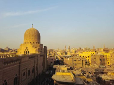 Kahire, Mısır, 22 Kasım 2025: Kahire, Mısır 'da Bab Zuwayla' nın yanına kurulan Kahire 'deki Sultan el-Mu' ayyad Camii 'nin dışı.