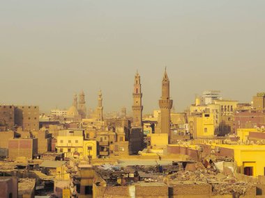 Kahire, Mısır, 22 Kasım 2025: Tanınmış İslami mimari yapılara sahip eski bir UNESCO dünya mirası alanı olan çatıların ve eski İslami Kahire 'nin minarelerinin panoramik manzarası
