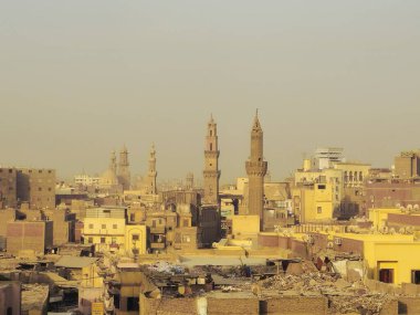 Kahire, Mısır, 22 Kasım 2025: Tanınmış İslami mimari yapılara sahip eski bir UNESCO dünya mirası alanı olan çatıların ve eski İslami Kahire 'nin minarelerinin panoramik manzarası