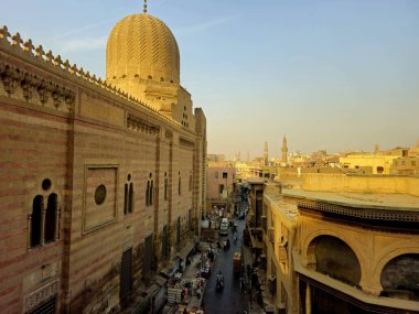 Kahire, Mısır, 22 Kasım 2025: Muazzam bir İslam dini ve cenaze kompleksi olan El-Gouri Kompleksi ile bilinen Mısır 'ın Fatimid Kahire kentindeki tarihi bir mahalle olan El-Ghouriyah' ın üst görünümü