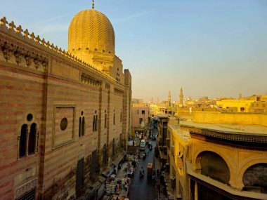 Kahire, Mısır, 22 Kasım 2025: Muazzam bir İslam dini ve cenaze kompleksi olan El-Gouri Kompleksi ile bilinen Mısır 'ın Fatimid Kahire kentindeki tarihi bir mahalle olan El-Ghouriyah' ın üst görünümü