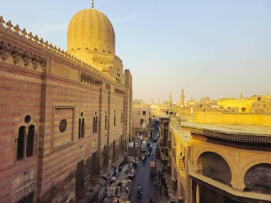 Kahire, Mısır, 22 Kasım 2025: Muazzam bir İslam dini ve cenaze kompleksi olan El-Gouri Kompleksi ile bilinen Mısır 'ın Fatimid Kahire kentindeki tarihi bir mahalle olan El-Ghouriyah' ın üst görünümü