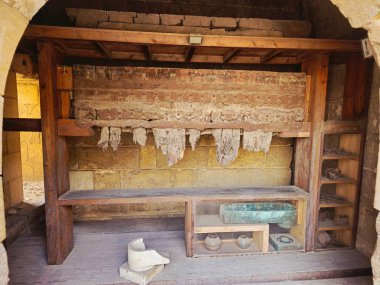 Kahire, Mısır, 22 Kasım 2025: Bab Zuweila, Bawabat al-Mitwali kapısında 1092 yılında Fatimid döneminde inşa edilen çeşitli eşyalar, komşu Sultan el Muayyad Camii 'nin iki minare kuleleri