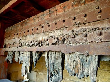 Kahire, Mısır, 22 Kasım 2025: Bab Zuweila, Bawabat al-Mitwali kapısında 1092 yılında Fatimid döneminde inşa edilen çeşitli eşyalar, komşu Sultan el Muayyad Camii 'nin iki minare kuleleri