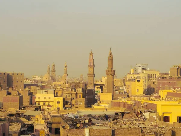 Kahire, Mısır, 22 Kasım 2025: Tanınmış İslami mimari yapılara sahip eski bir UNESCO dünya mirası alanı olan çatıların ve eski İslami Kahire 'nin minarelerinin panoramik manzarası