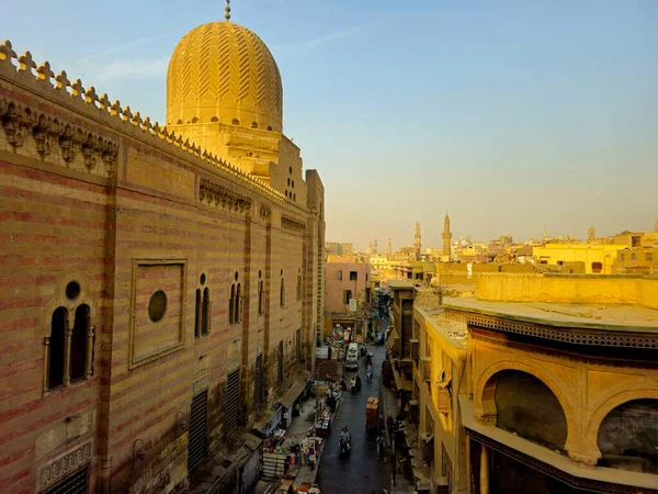 Kahire, Mısır, 22 Kasım 2025: Muazzam bir İslam dini ve cenaze kompleksi olan El-Gouri Kompleksi ile bilinen Mısır 'ın Fatimid Kahire kentindeki tarihi bir mahalle olan El-Ghouriyah' ın üst görünümü