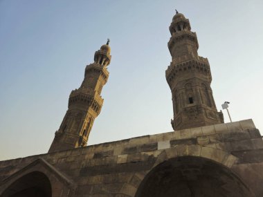 Kahire, Mısır, 22 Kasım 2025: Fatimid döneminde 1092 yılında inşa edilen Bab Zuweila, Bawabat al-Mitwali kapısı, daha sonra Sultan el-Muayyad 'ın bitişik camiinin iki minare kulesi olarak eklendi.