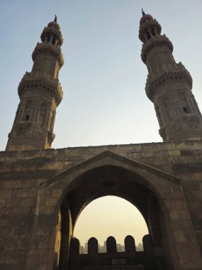Kahire, Mısır, 22 Kasım 2025: Fatimid döneminde 1092 yılında inşa edilen Bab Zuweila, Bawabat al-Mitwali kapısı, daha sonra Sultan el-Muayyad 'ın bitişik camiinin iki minare kulesi olarak eklendi.
