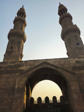 Kahire, Mısır, 22 Kasım 2025: Fatimid döneminde 1092 yılında inşa edilen Bab Zuweila, Bawabat al-Mitwali kapısı, daha sonra Sultan el-Muayyad 'ın bitişik camiinin iki minare kulesi olarak eklendi.
