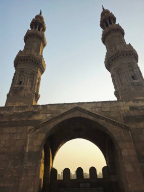 Kahire, Mısır, 22 Kasım 2025: Fatimid döneminde 1092 yılında inşa edilen Bab Zuweila, Bawabat al-Mitwali kapısı, daha sonra Sultan el-Muayyad 'ın bitişik camiinin iki minare kulesi olarak eklendi.