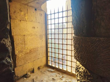 Kahire, Mısır, 22 Kasım 2025: 1092 yılında Fatimid döneminde inşa edilen Bab Zuweila, Bawabat el-Mitwali kapısında bir pencere, daha sonra Sultan el-Muayyad 'ın bitişik camiinin iki minare kuleleri eklendi.