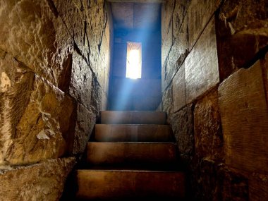 Kahire, Mısır, 22 Kasım 2025: 1092 yılında Fatimid döneminde inşa edilen Bab Zuweila, Bawabat el-Mitwali kapısındaki eski merdivenler, daha sonra Sultan el-Muayyad 'ın bitişik camiinin iki minare kuleleri de eklendi.