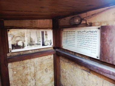 Kahire, Mısır, 22 Kasım 2025: Bab Zuweila, Bawabat al-Mitwali kapısı içinde 1092 yılında Fatimid döneminde inşa edilen iki minare kulesi Sultan el-Muayyad 'ın bitişiğindeki camiinin.