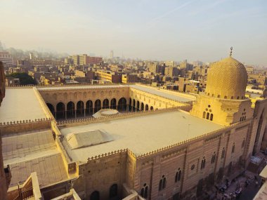 Kahire, Mısır, 22 Kasım 2025: Kahire, Mısır 'da Bab Zuwayla' nın yanına kurulan Kahire 'deki Sultan el-Mu' ayyad el-Shaykh Camii 'nin üst görüşü.
