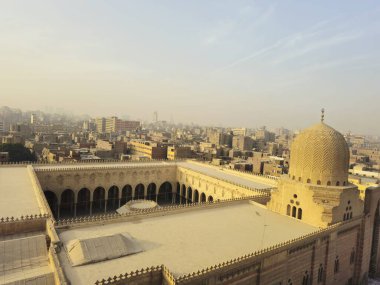 Kahire, Mısır, 22 Kasım 2025: Kahire, Mısır 'da Bab Zuwayla' nın yanına kurulan Kahire 'deki Sultan el-Mu' ayyad el-Shaykh Camii 'nin üst görüşü.