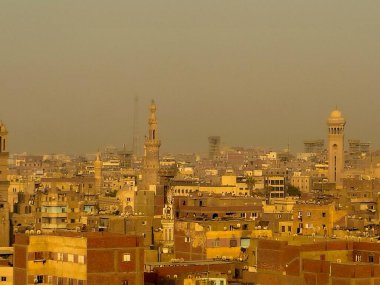 Kahire, Mısır, 22 Kasım 2025: Tanınmış İslami mimari yapılara sahip eski bir UNESCO dünya mirası alanı olan çatıların ve eski İslami Kahire 'nin minarelerinin panoramik manzarası