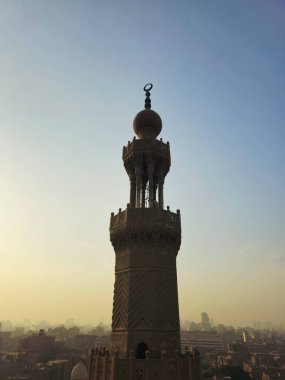 Kahire, Mısır, 22 Kasım 2025: Sultan el-Mu 'ayyad' ın Camii 'nin minare kulesi, Mısır' ın Kahire şehrinde Bab Zuwayla 'nın yanına Sultan El-Mu' ayyad ad ad-Shaykh 'ın yönetimi altında inşa edilen bir cami.