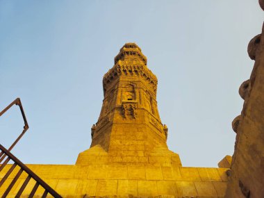 Kahire, Mısır, 22 Kasım 2025: Bab Zuweila, Bawabat al-Mitwali kapısı, 1092 yılında Fatimid döneminde inşa edildi, komşu Sultan el-Muayyad Camii 'nin iki minare kulesi daha sonra eklendi.