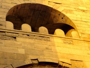 Kahire, Mısır, 22 Kasım 2025: Fatimid döneminde 1092 yılında inşa edilen Bab Zuweila, Bawabat al-Mitwali kapısı ile ilgili ayrıntılar, daha sonra Sultan el-Muayyad 'ın bitişik camiinin iki minare kulesi eklendi.