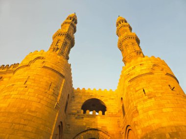 Kahire, Mısır, 22 Kasım 2025: Bab Zuweila 'nın dış cephesi, 1092 yılında Fatimid döneminde inşa edilen Bawabat al-Mitwali kapısı.