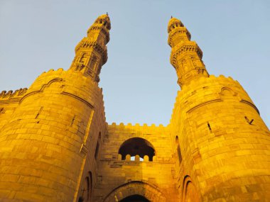 Kahire, Mısır, 22 Kasım 2025: Bab Zuweila 'nın dış cephesi, 1092 yılında Fatimid döneminde inşa edilen Bawabat al-Mitwali kapısı.