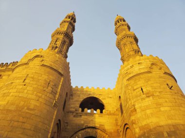 Kahire, Mısır, 22 Kasım 2025: Bab Zuweila 'nın dış cephesi, 1092 yılında Fatimid döneminde inşa edilen Bawabat al-Mitwali kapısı.