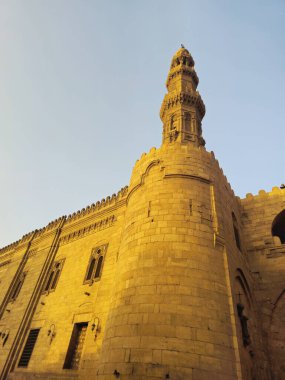 Kahire, Mısır, 22 Kasım 2025: Bab Zuweila 'nın dış cephesi, 1092 yılında Fatimid döneminde inşa edilen Bawabat al-Mitwali kapısı.