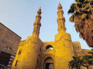 Kahire, Mısır, 22 Kasım 2025: Bab Zuweila 'nın dış cephesi, 1092 yılında Fatimid döneminde inşa edilen Bawabat al-Mitwali kapısı.