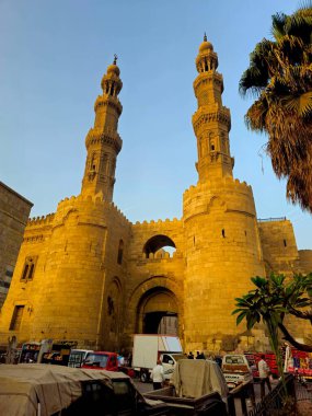 Kahire, Mısır, 22 Kasım 2025: Bab Zuweila 'nın dış cephesi, 1092 yılında Fatimid döneminde inşa edilen Bawabat al-Mitwali kapısı.