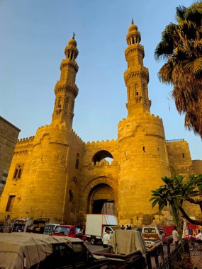 Kahire, Mısır, 22 Kasım 2025: Bab Zuweila 'nın dış cephesi, 1092 yılında Fatimid döneminde inşa edilen Bawabat al-Mitwali kapısı.