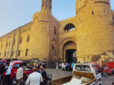 Kahire, Mısır, 22 Kasım 2025: Fatimid döneminde 1092 yılında inşa edilen Bab Zuweila, Bawabat al-Mitwali 'nin kapısı, bitişik Sultan el Muayyad Camii' nin iki minare kuleleri daha sonra eklendi.