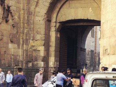 Kahire, Mısır, 22 Kasım 2025: Fatimid döneminde 1092 yılında inşa edilen Bab Zuweila, Bawabat al-Mitwali 'nin kapısı, bitişik Sultan el Muayyad Camii' nin iki minare kuleleri daha sonra eklendi.