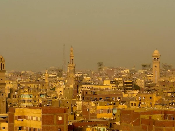 Kahire, Mısır, 22 Kasım 2025: Tanınmış İslami mimari yapılara sahip eski bir UNESCO dünya mirası alanı olan çatıların ve eski İslami Kahire 'nin minarelerinin panoramik manzarası