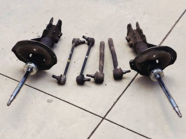 Hasarlı süspansiyon sistemi parçaları, kötü kullanıma yol açan tehlikeli bir araç güvenlik özelliği, engebeli bir sürüş ve dengesiz lastik giysisi, küt küt sesleri, aşırı zıplama gibi genel işaretlerle