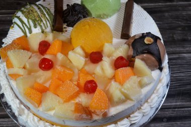 Dondurma, vanilyalı ve çikolatalı, şam fıstıklı, soslu ve meyveli dondurma ve dondurmanın içinde kek katmanı olan çeşitli çeşnili dondurmalar.