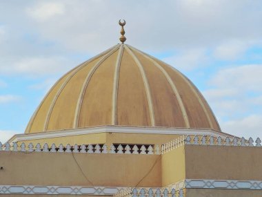 Gün ışığında bulutlu güzel mavi gökyüzüne karşı büyük bir cami, camiler Müslümanlar için günde 5 kez ibadet ve ibadet yeridir.