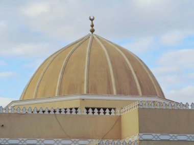 Gün ışığında bulutlu güzel mavi gökyüzüne karşı büyük bir cami, camiler Müslümanlar için günde 5 kez ibadet ve ibadet yeridir.