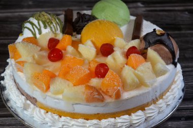 Dondurma, vanilyalı ve çikolatalı, şam fıstıklı, soslu ve meyveli dondurma ve dondurmanın içinde kek katmanı olan çeşitli çeşnili dondurmalar.