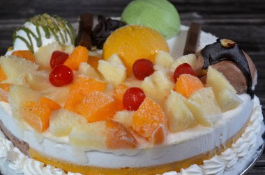 Dondurma, vanilyalı ve çikolatalı, şam fıstıklı, soslu ve meyveli dondurma ve dondurmanın içinde kek katmanı olan çeşitli çeşnili dondurmalar.