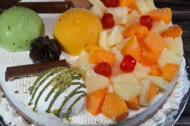 Dondurma, vanilyalı ve çikolatalı, şam fıstıklı, soslu ve meyveli dondurma ve dondurmanın içinde kek katmanı olan çeşitli çeşnili dondurmalar.