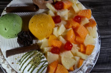 Dondurma, vanilyalı ve çikolatalı, şam fıstıklı, soslu ve meyveli dondurma ve dondurmanın içinde kek katmanı olan çeşitli çeşnili dondurmalar.