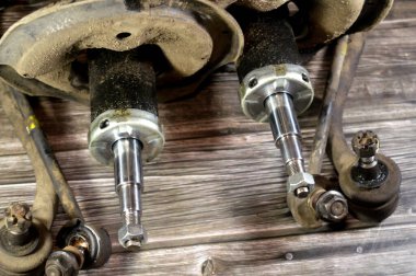 Hasarlı süspansiyon sistemi parçaları, kötü kullanıma yol açan tehlikeli bir araç güvenlik özelliği, engebeli bir sürüş ve dengesiz lastik giysisi, küt küt sesleri, aşırı zıplama gibi genel işaretlerle