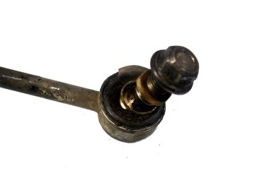 Hasarlı dengeleyici çubuk bağlantısı tümseklerin üzerinden küt küt seslere, virajlarda artan vücut yuvarlanmasına, yarım yamalak direksiyona, dengesiz lastik aşınmasına neden olur çünkü dengeleyici çubuğunu süspansiyona bağlayamaz.