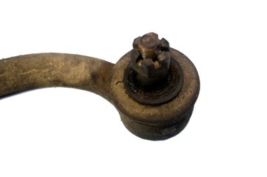 Hasarlı bağlantı çubuğunun ucu arabada, top ve soket eklemleri aşınmış ya da kırılmış, gevşek, dağınık direksiyonlara, dönerken çıkardığı gürültüye, direksiyondaki titreşimlere ve dengesiz lastik aşınmasına neden olmuş.