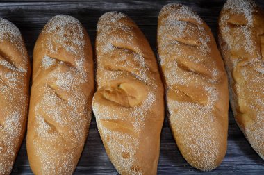 Üstü irmik unuyla kaplı Semolina ekmeği, altın renginde köy ekmeği, dışından çıtır çıtır ekmek, içeriden çiğnenmiş ekmek, ve irmiğin ceviz aroması.