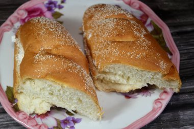 İçi irmik kaplı beyaz peynir, irmik unu ile kaplanmış, altın rengi ile sade, dıştan kıtır kıtır, içeriden çiğnenmiş ekmek, ve irmiğin ceviz aroması.