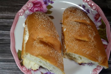 İçi irmik kaplı beyaz peynir, irmik unu ile kaplanmış, altın rengi ile sade, dıştan kıtır kıtır, içeriden çiğnenmiş ekmek, ve irmiğin ceviz aroması.