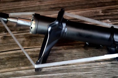 Aracınızın orijinal kullanım ve kontrolünü onarmak için tasarlanmış nitrojen yüklü şok emici, yıpranmış süspansiyon bileşenlerini dengeleyerek sorunsuz ve rahat bir yolculuk sunuyor.